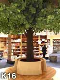 Kunstbaum-Dekoration in einer Buchhandlung
