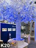 Weier Kunstbaum in UV-Licht