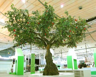 Groer Kunstbaum (knstlicher Apfelbaum) auf der Messe Hannover