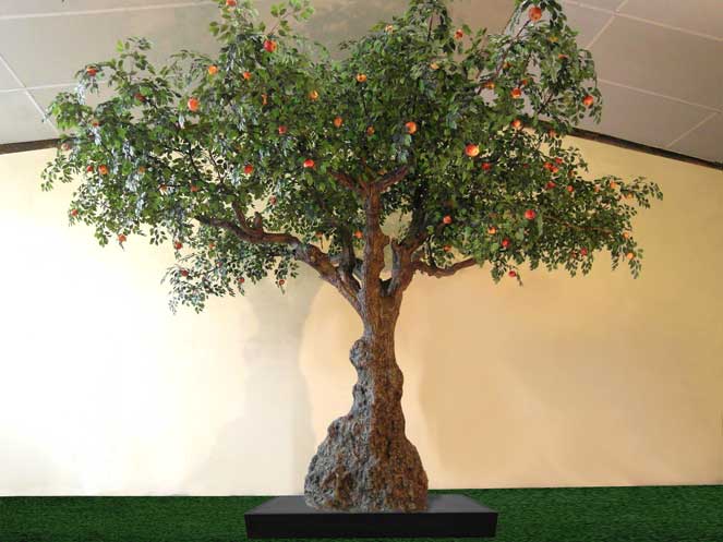 Groer Kunstbaum (knstlicher Apfelbaum) mit bunten Frchten und knolligem Stamm