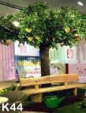 Grn belaubter Kunstbaum mit gelben Herzen (Messestand: Katjes, Messe Kln)