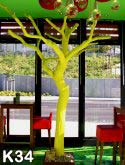 Gelber Kunstbaum ohne Bltter in einer Gastronomie