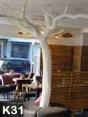 Weier, kahler (blattloser) Kunstbaum als Dekoration in einem Caf