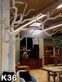 Blattloser (kahler), weier Kunstbaum als Dekoration in einem Mbelhaus