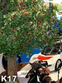 Kunstbaum (gro) als Messestand Deko auf Automobilmesse