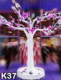 Stilvoll geschmckter weier Kunstbaum ohne Bltter auf der Messe Mailand