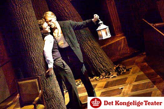 Kunstbaeumstaemme als Theaterdekoration