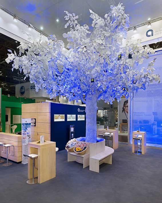 Kunstbaum/ groer Dekobaum in wei als Messestand-Dekoration