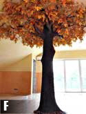 Raumdekoration mit einem Ahorn-Kunstbaum