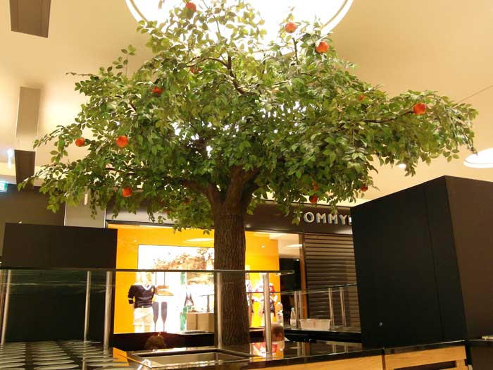Apfel-Kunstbaum (groß) in einer Ladenzeile