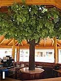 Außenbewirtschaftung Rondell mit Kunstbaum-Dekoration