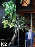 Ein Kunstbaum als Bühnendekoration