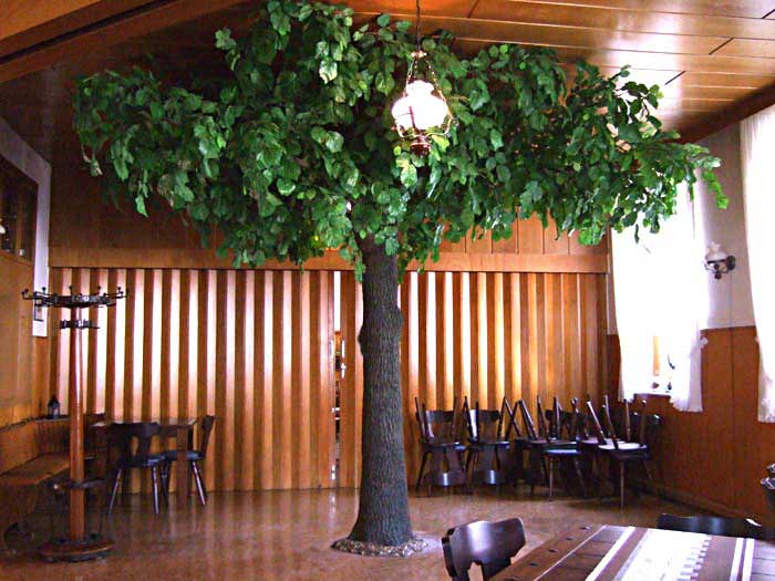 Gaststätte mit Kunstbaum-Dekoration