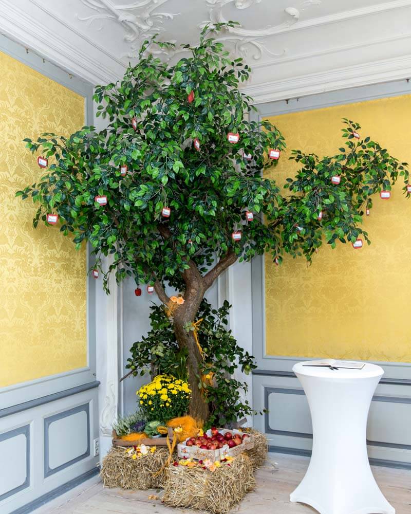 Liebevoll dekorierter künstlicher Apfelbaum (ca. 3,60 m)