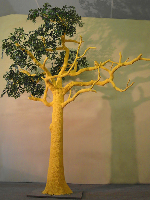 Teilbelaubter Kunstbaum mit gelbem Stamm