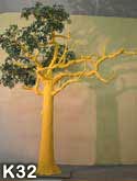 Teilbelaubter Kunstbaum mit gelbem Stamm